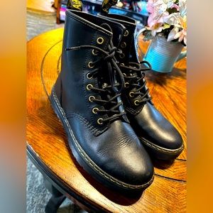Dr Martens boots size 8 L
